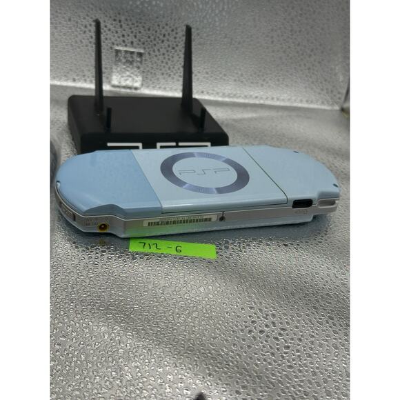 Light blue psp 2000 w/charger & new battery - Picture 4 of 8